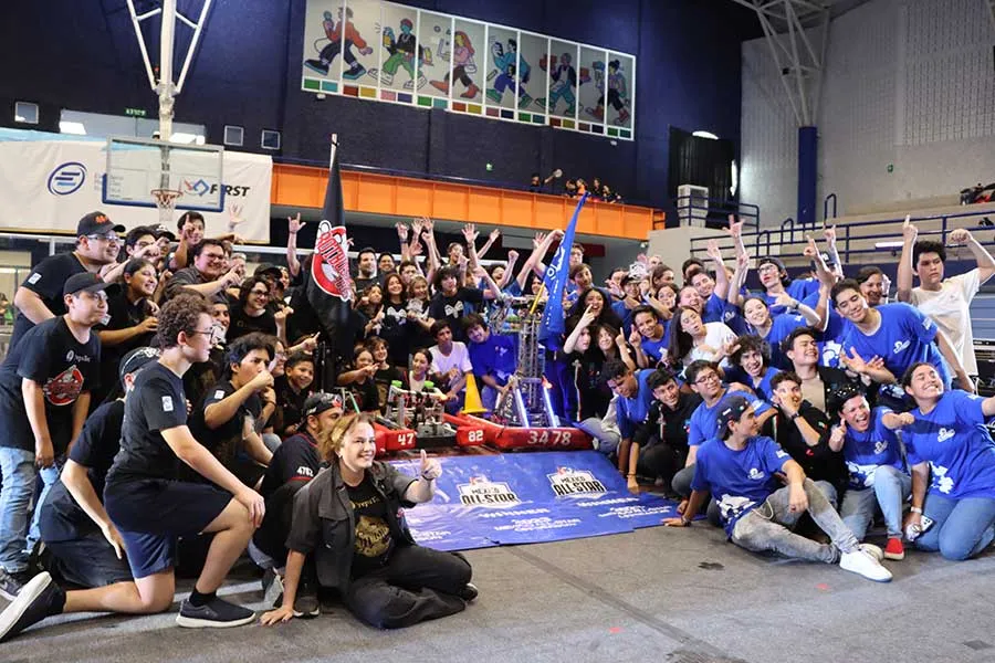 La alianza roja conformada por los equipos LamBot, Botbusters y BorreBots fue la ganadora de esta competencia.