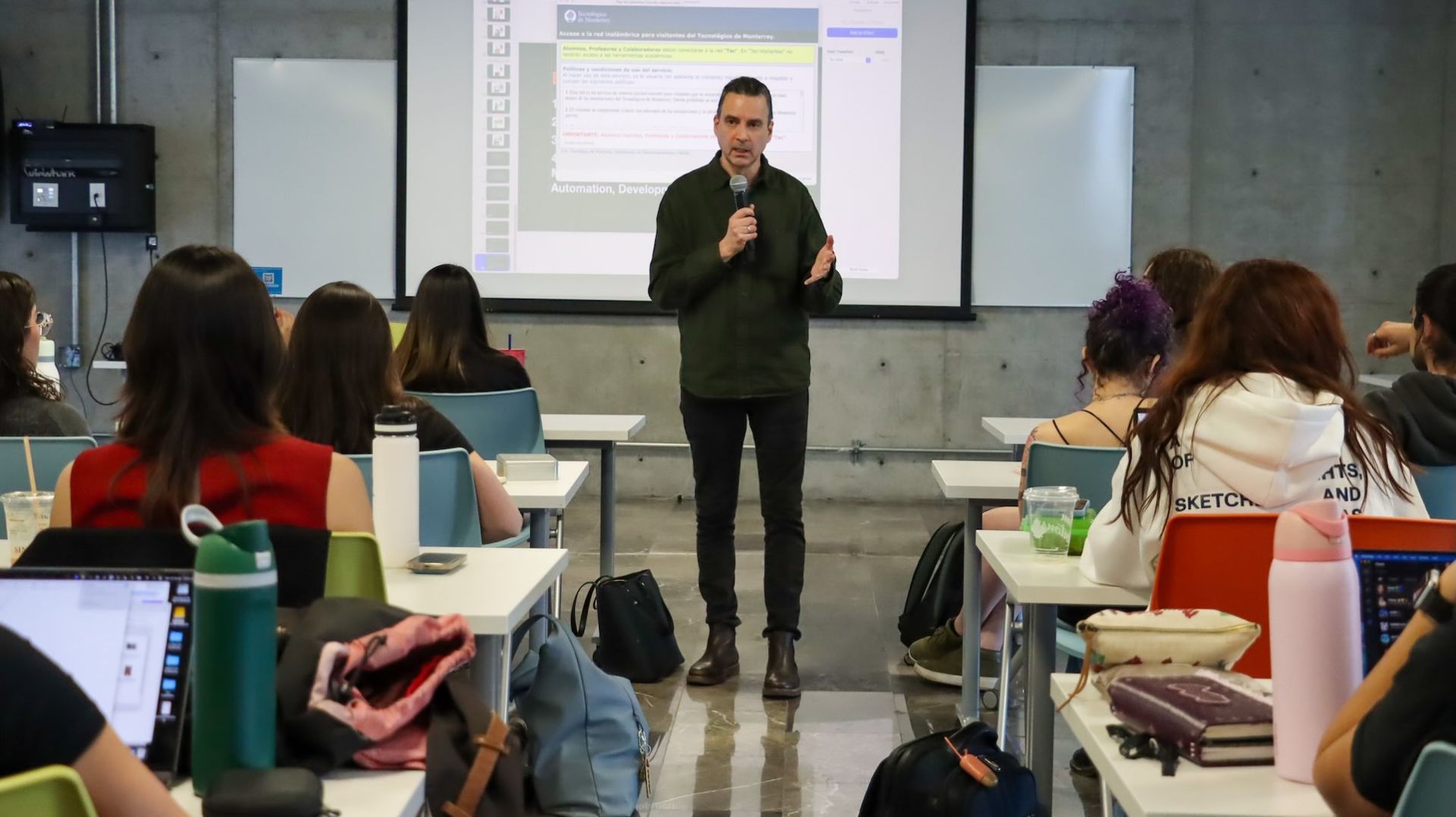 Allan Chochinov impartiendo su workshop a los estudiantes de diseño.