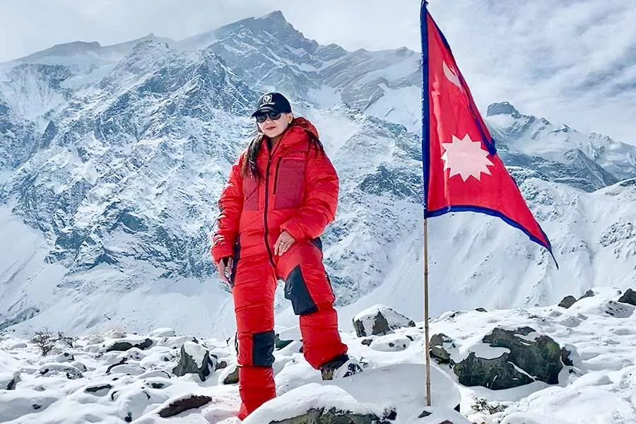Viviana subiendo una montaña en Nepal