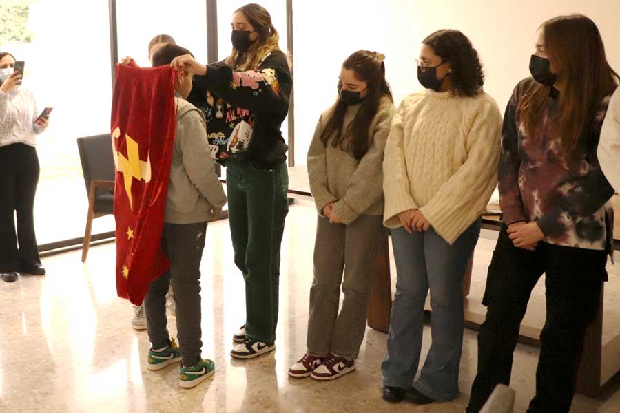 El niño Jordan recibió una capa roja por parte de alumnas de PrepaTec Valle Alto.