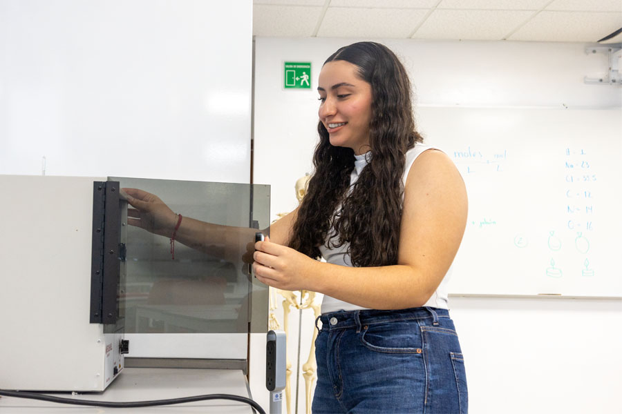 Alumna colocando muestras para su observaci&oacute;n. Foto: Liu Organista