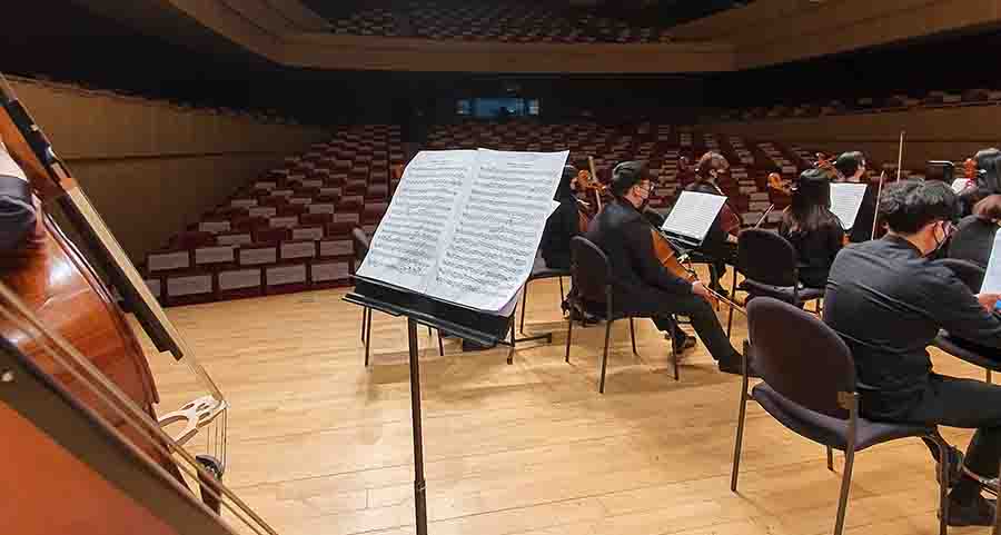 Bárbara Castrejón Félix, estudiante de Contaduría Pública y Finanzas en el Tec de Monterrey campus Querétaro ha tenido la oportunidad de participar tocando el contrabajo en la orquesta sinfónica en Corea