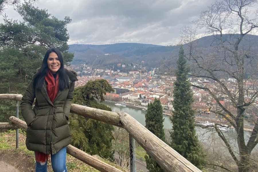 Alumna Tec turisteando en un mirador de Alemania.