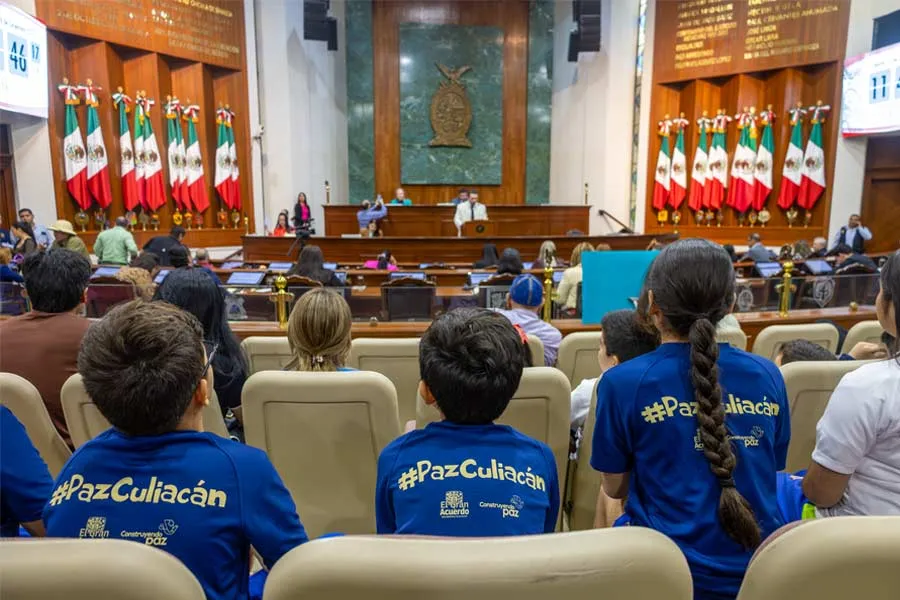 Camila llev&oacute; a ni&ntilde;os al Congreso del Estado, a conocer sobre democracia. Foto: Jared Gonz&aacute;lez
