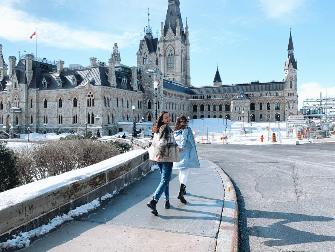 alumnas caminando frente a edifio en canada