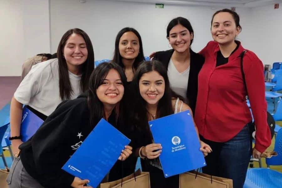 Equipo Starlight en la premiación del Hackathon en Sonora.