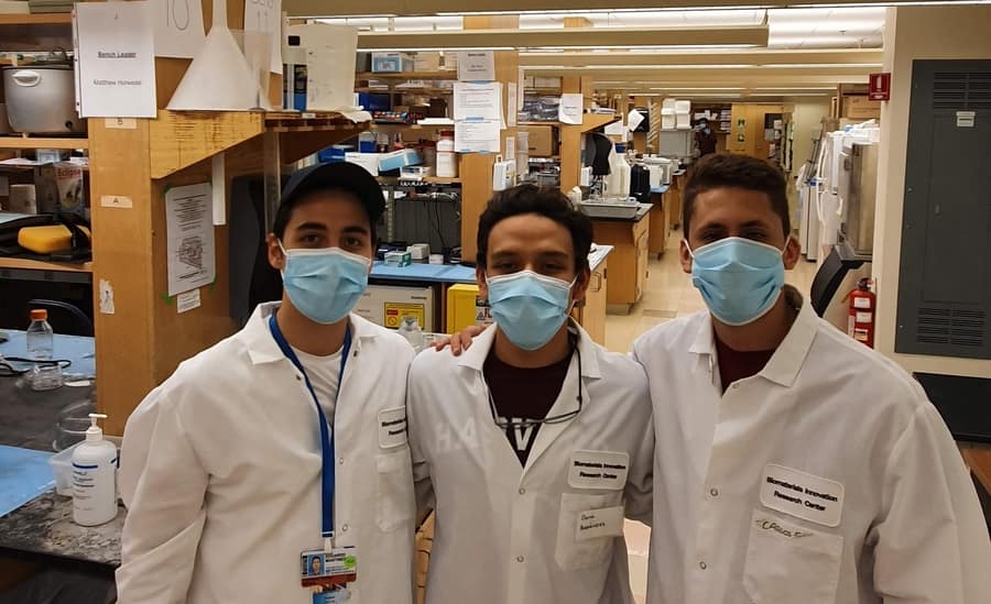 David Hernández (al centro) junto a compañeros mexicanos con los que realiza su Estancia Profesional en laboratorios de Harvard