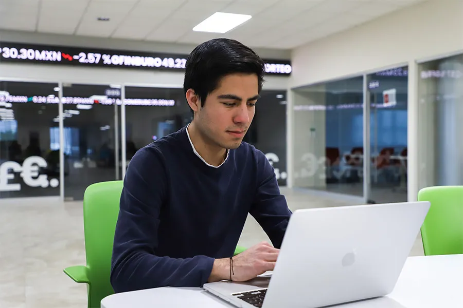 Alumno de Negocios del Tec de Monterrey campus Laguna estudia con su laptop