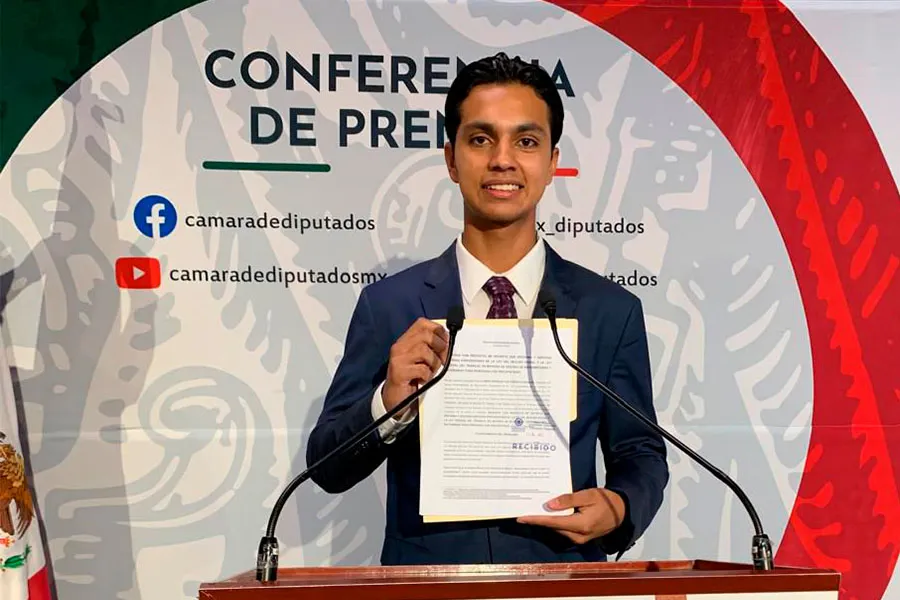 Alumno de PrepaTec Laguna presenta en conferencia de prensa su reforma de ley federal