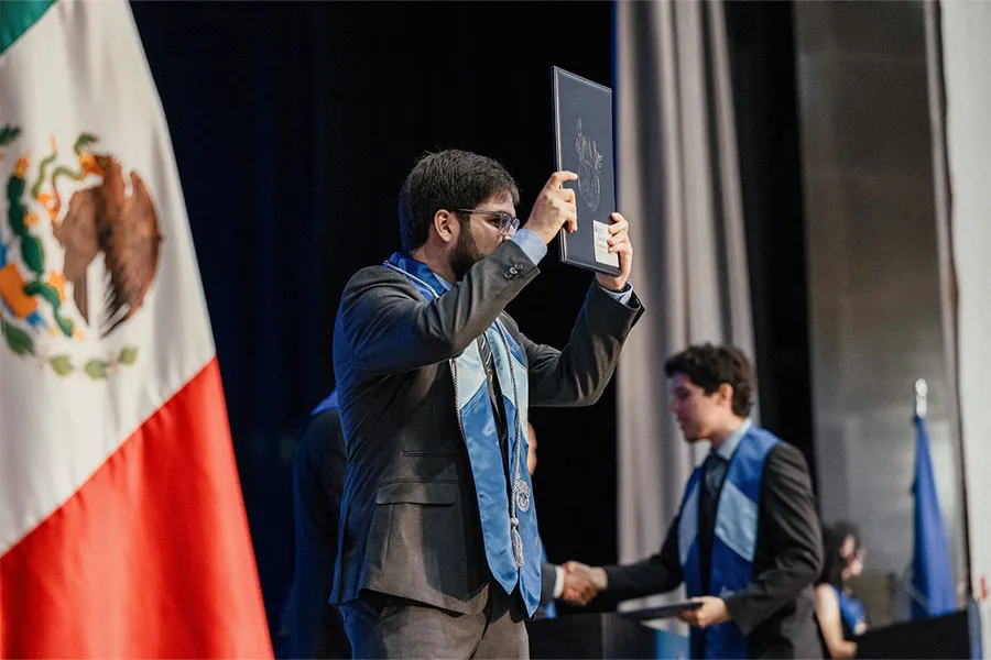 Estudiante ganador del premio nacional del examen CENEVAL levanta su título profesional en la ceremonia de graduación de junio 2025
