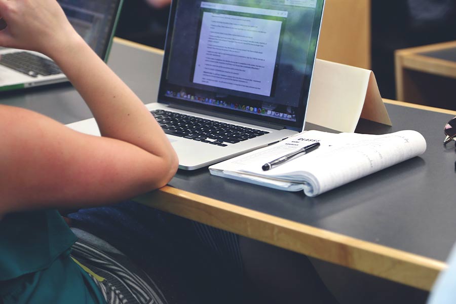 Alumno en computadora. 