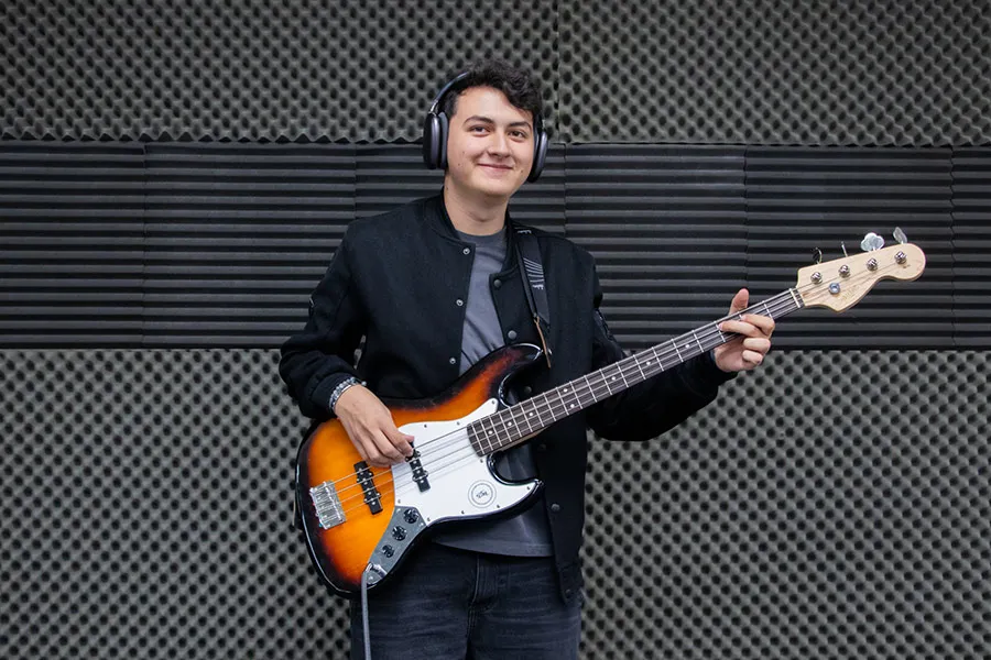 David Escudero ensayando tocando el bajo
