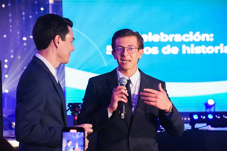 Alumno del Tec de Monterrey campus Saltillo hablando en evento.