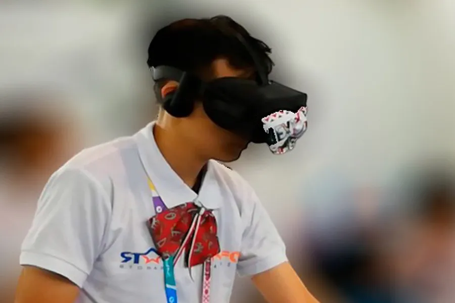 alumno posando con visor de realidad virtual