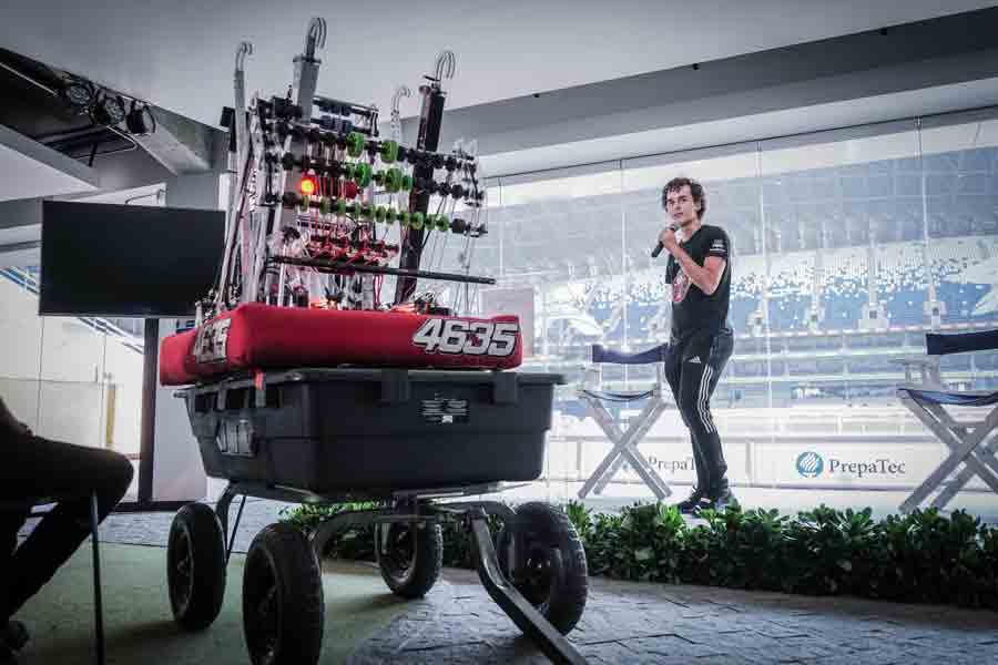 Alumno de PrepaTec Monterrey explicando funcionamiento del robot.