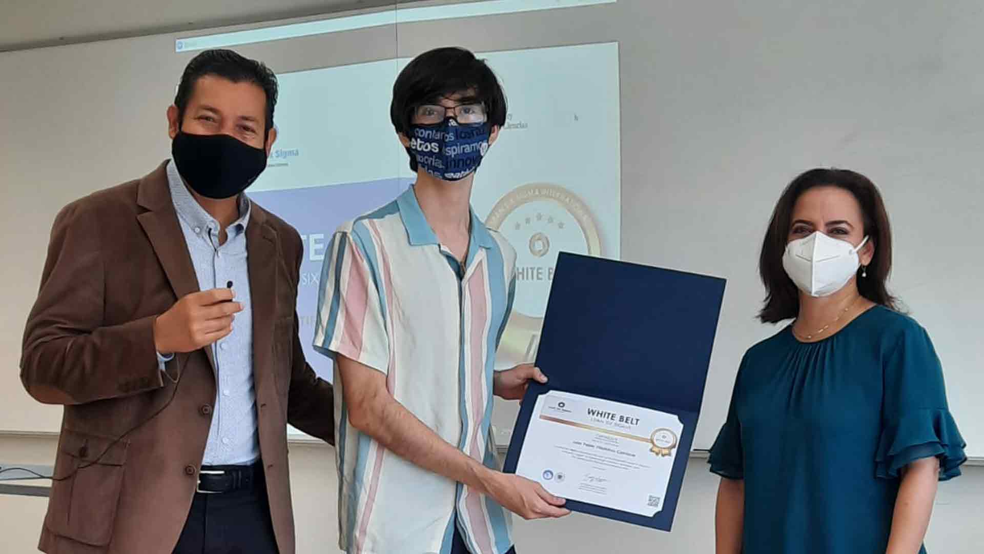 Uno de los jóvenes recibiendo su certificación White Belt