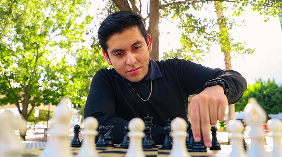 Gana beca Líderes del Mañana con ajedrez