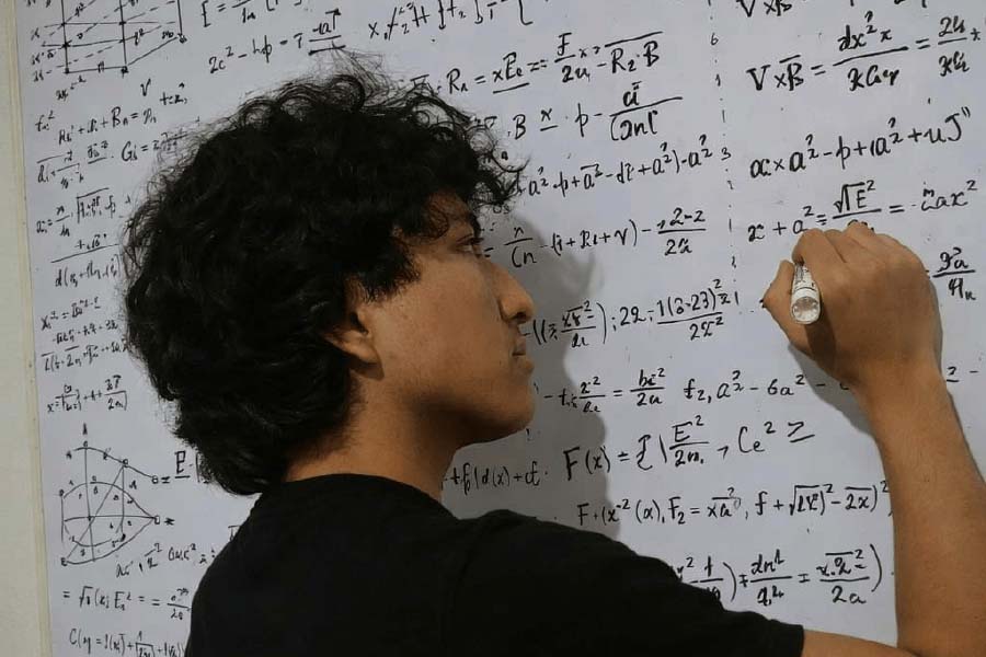 Maurizio Mendoza realizando c&aacute;lculos