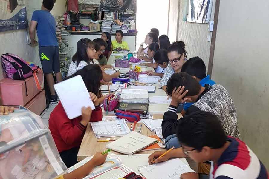 Alumnos de Kevin González tomando clases en Intellectum 