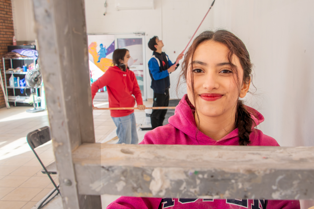 Alumnos de PrepaTec Ciudad Ju&aacute;rez colaboran en actividades organizativas y de apoyo comunitario durante una jornada solidaria en la Casa del Migrante