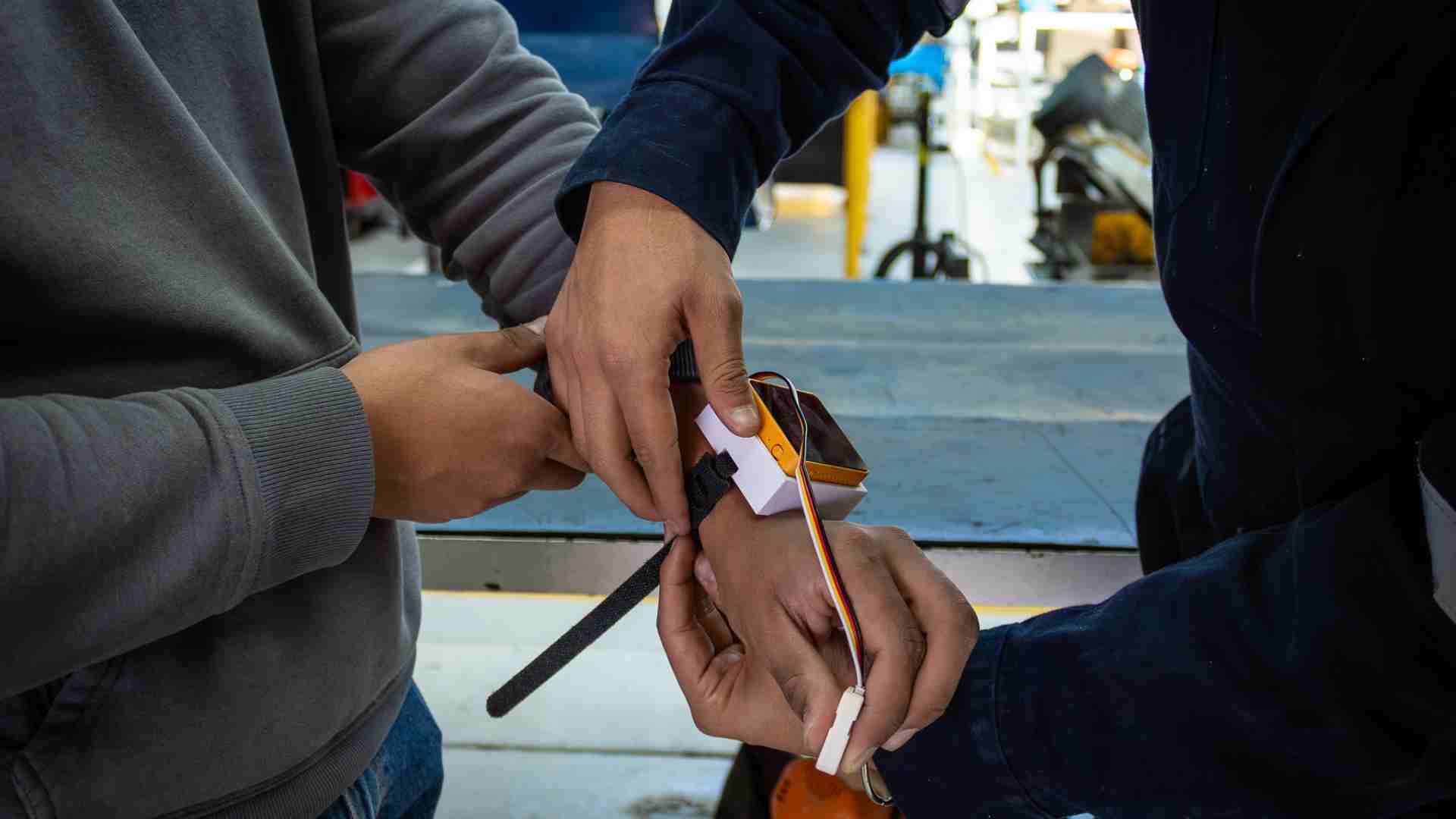 El equipo PRISMA desarrolló un sistema que usa inteligencia artificial y sensores para mejorar la seguridad en entornos industriales