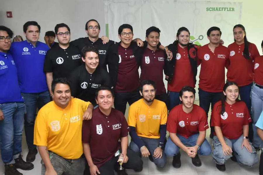 Gustavo y Jonathan junto a los demás equipos de la competencia