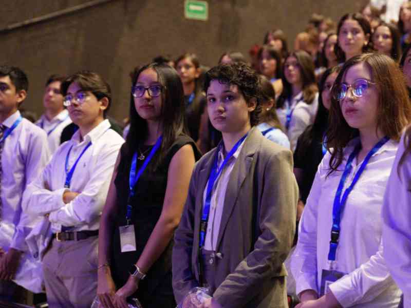 Alumnos de nuevo ingreso durante la Ceremonia de Compromiso Profesional.