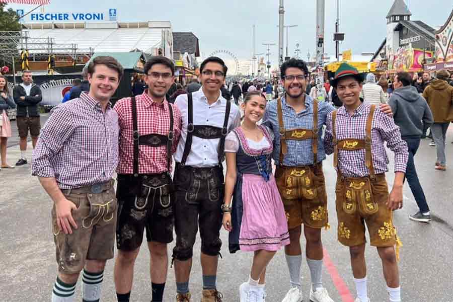 Alumnos posando para una foto en festival aleman pintoresco