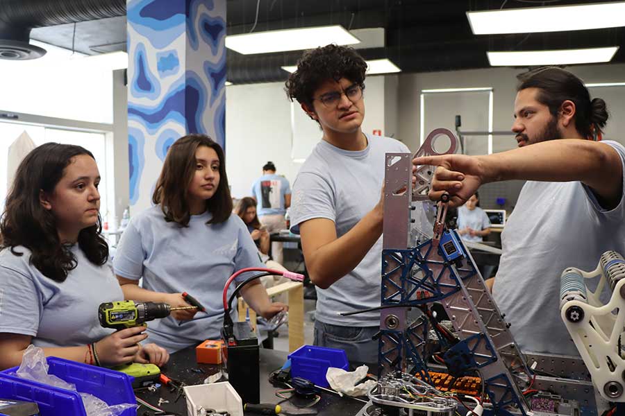 Los integrantes del equipo de robótica Cyberius se han capacitado durante el último año en temas de ingeniería y diseño.