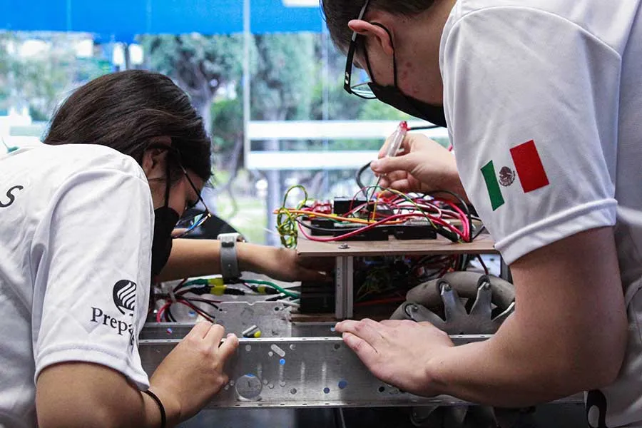 Integrantes del equipo de robótica de la PrepaTec Santa Catarina