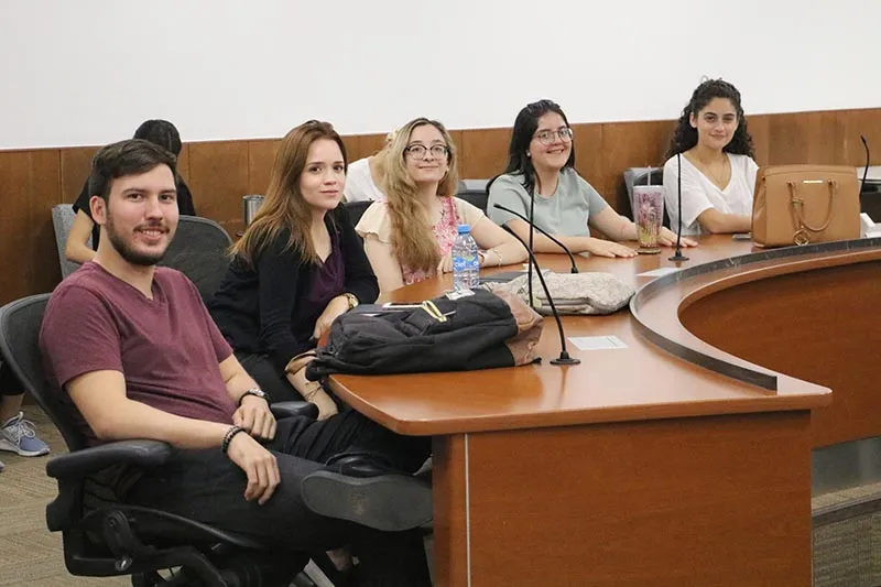 Alumnos en sala de debates
