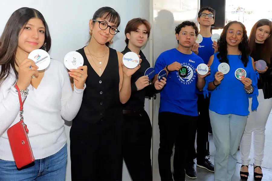 Estudiantes del Tec campus Estado de México, representantes de proyectos de Emprendimiento y Servicio Social.