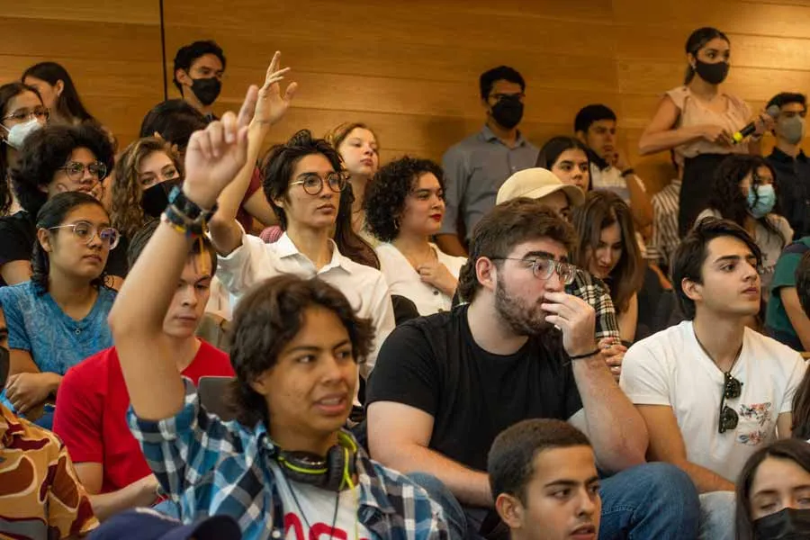 Alumnos en conversatorio universitario "Diálogo sobre nuestra democracia"