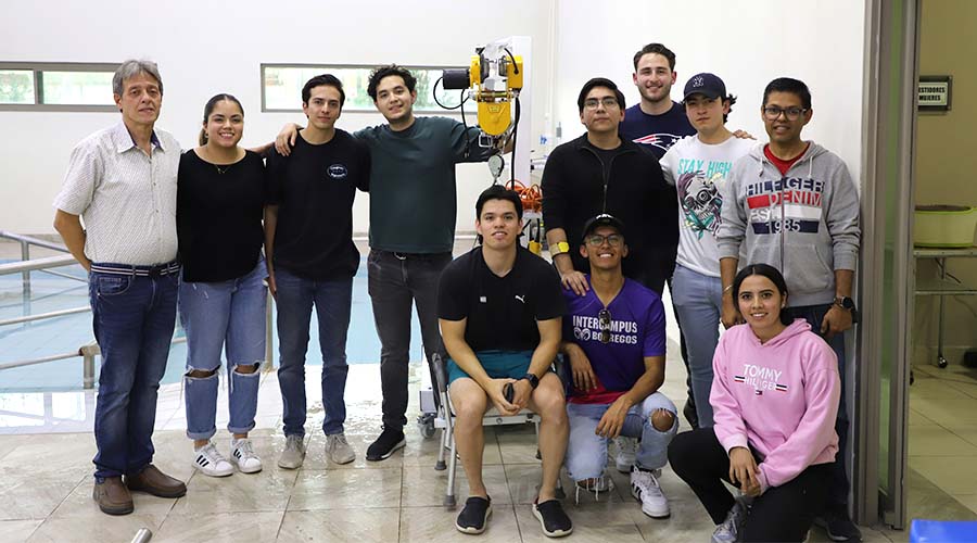 Alumnos de ingeniería del Tec de Monterrey entregan grúa para niños con espalda bífida