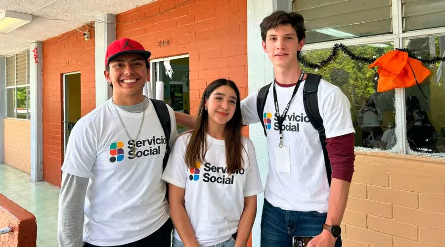 Estudiantes del Tec de Moterrey Qro en escuela primaria donde impartieron cursos