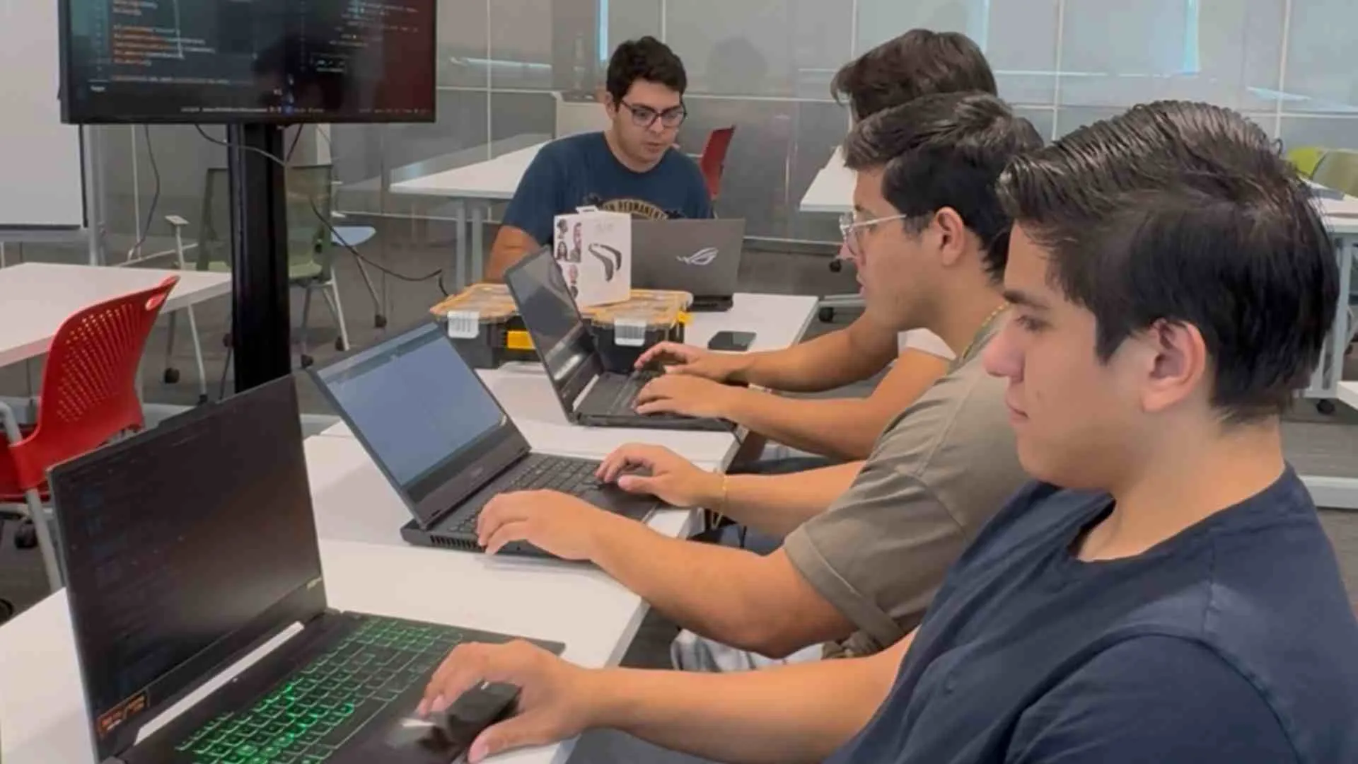 Alberto Diaz, Cristian Contreras, Daniel Mungía y Eduardo Zárate trabajando