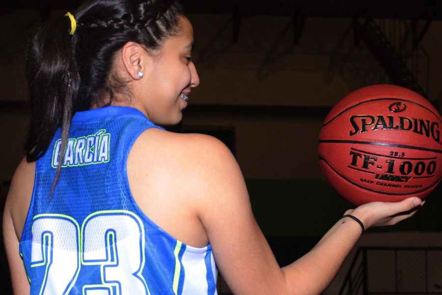Fabiola con la pelota de basquetbol