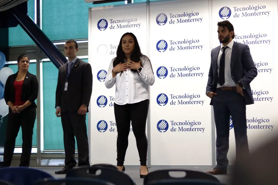 Ana Campos en su presentación de discurso
