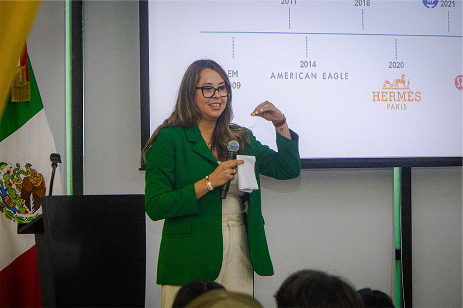 Ana Isabel impartiendo conferencia a estudiantes del Tec de Monterrey