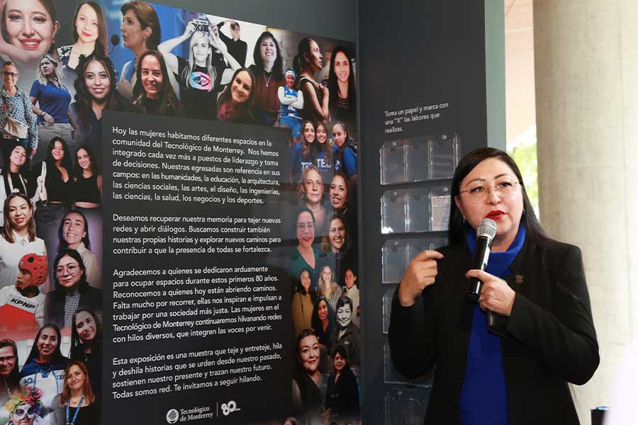 Ana Macías Chiu en inauguración de Cuando el hilo se hace red en campus Ciudad de México