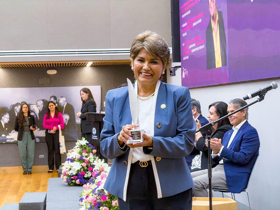 Ana Mar&iacute;a con su reconocimiento