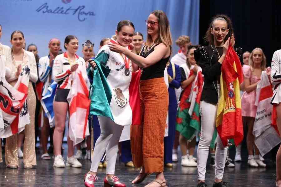 Ana Regina recibiendo la medalla de plata en la competencia de baile