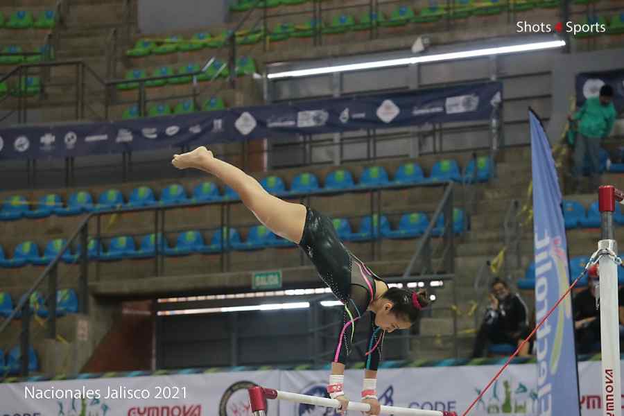 Ana Sofía Arreguín, en medio de la realización de una acrobacia.