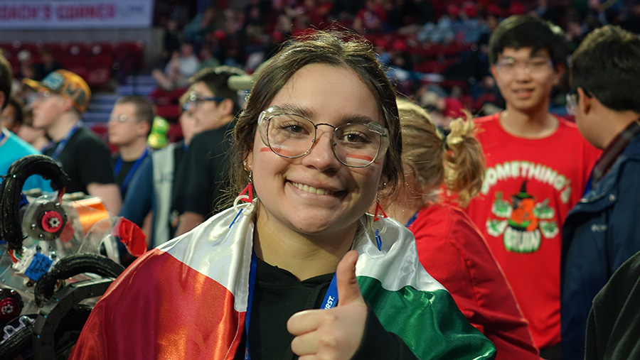 Ana Sof&iacute;a posando con la bandera de M&eacute;xico
