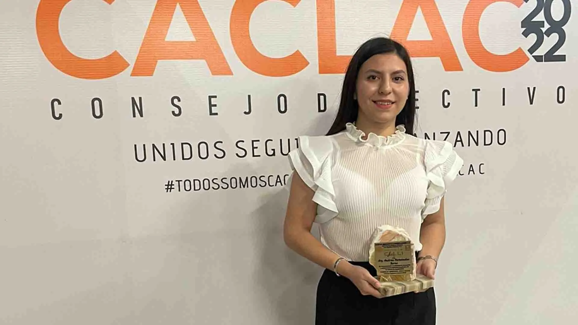 Andrea Hernández Torres recibió el Premio Calli