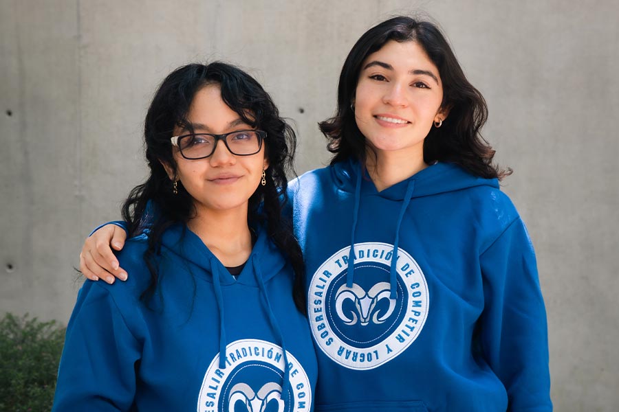 Andrea Luna y Rosa Valenzuela ganan concurso textil de la Tec Store