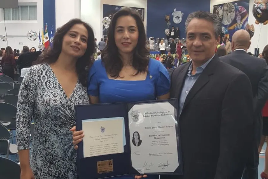 Andrea Montuy, EXACTEC con sordera profunda en su ceremonia de graduación