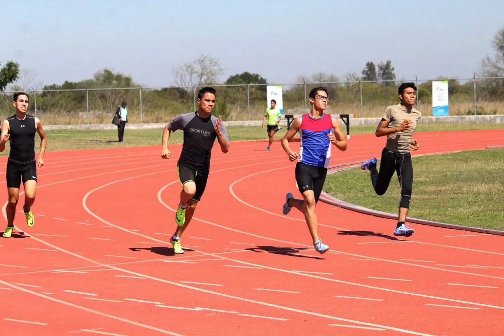 Andres Hots, alumno de PrepaTec, durante una competencia de atletismo.