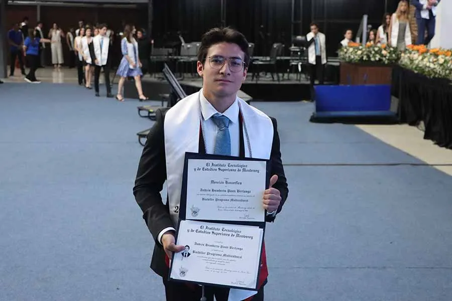 Andrés Panti, graduado de PrepaTec Santa Catarina con su título de prepa.