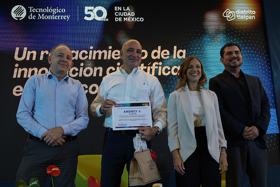 Andrey Zarur, profesor del MIT, junto a directivos del Tec de Monterrey durante la conferencia “Un renacimiento de la innovación científica en México.